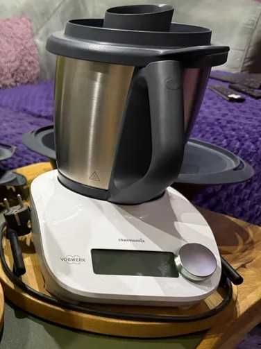 Thermomix Friend (raz użyty) + deska (w tym do TM6) + nakładka do obierania nowa +2 varomy, koszyczek, mieszadło i kopystka