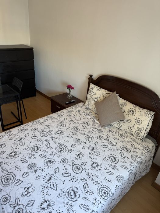 Quarto com cama casal e tv ao pe da camara municipal da Moita