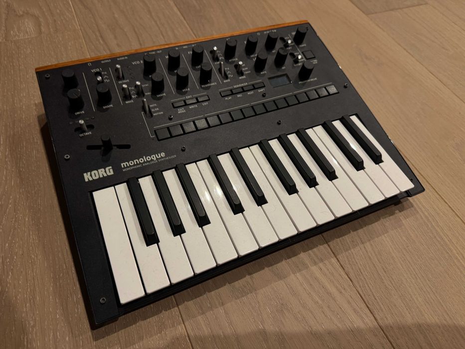 Korg Monologue (stan bardzo dobry, prawie nieużywany)