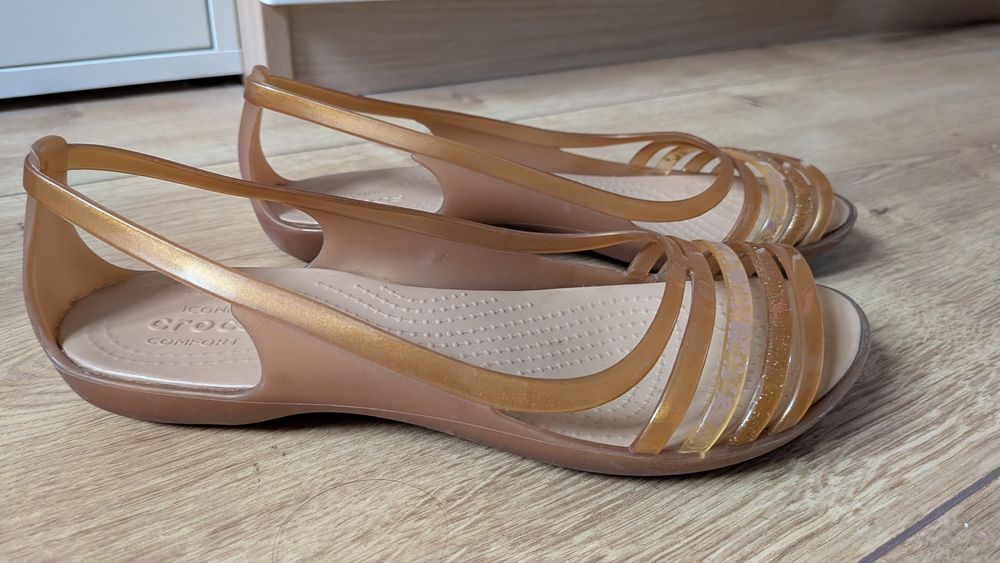 Buty na lato sandały damskie Crocs Isabella W7 baleriny 37/38 beżowe zlote
