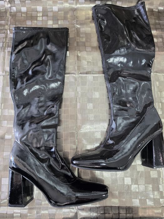 Botas de cano alto pretas em verniz brilhante e salto bloco