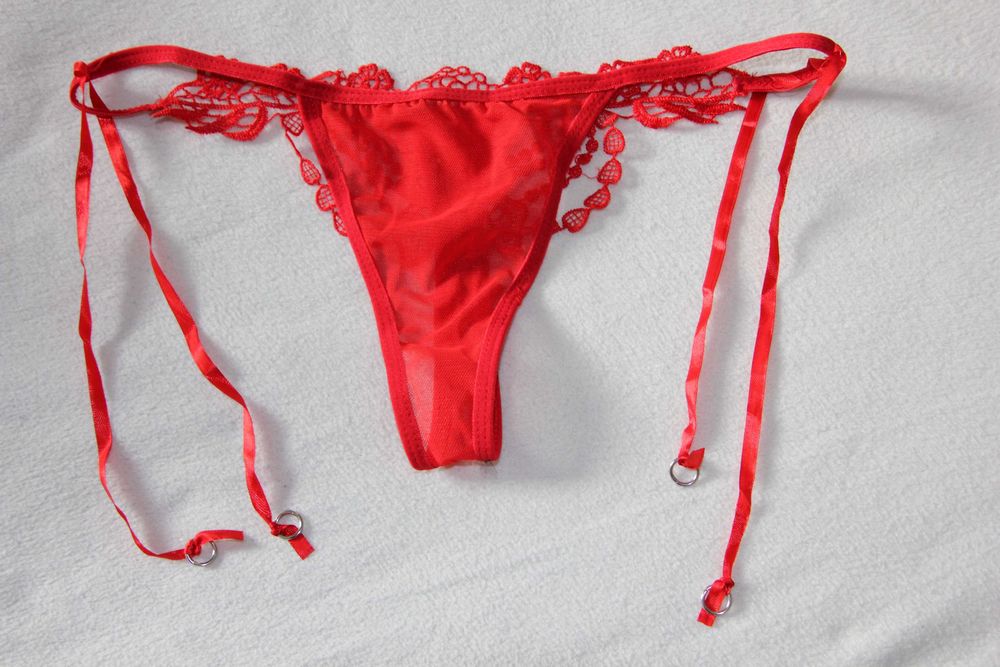 Seksowne koronkowe stringi z troczkami