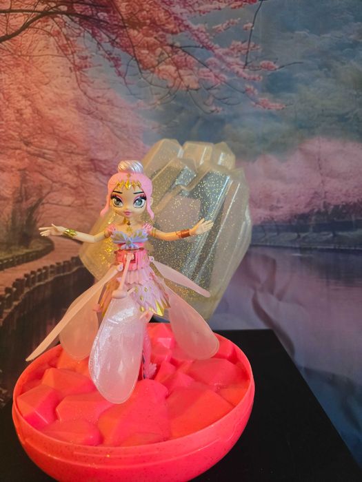 Latajaca Lalka"HATCHIMALS PIXIES Latająca Wróżka Crystal Flyers