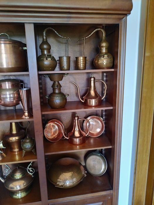 Móvel cerejeira e Peças cobre e bronze