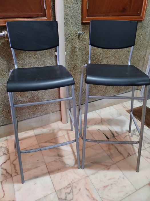 Dois bancos altos de bar