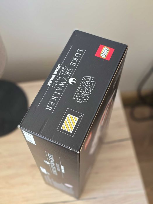 LEGO Star Wars 75327 - Hełm Luke’a Skywalkera - Czerwony Pięć