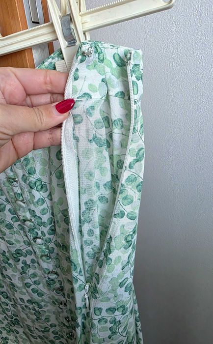 Saia midi verde e branca H&M 100% viscose, tamanho 36