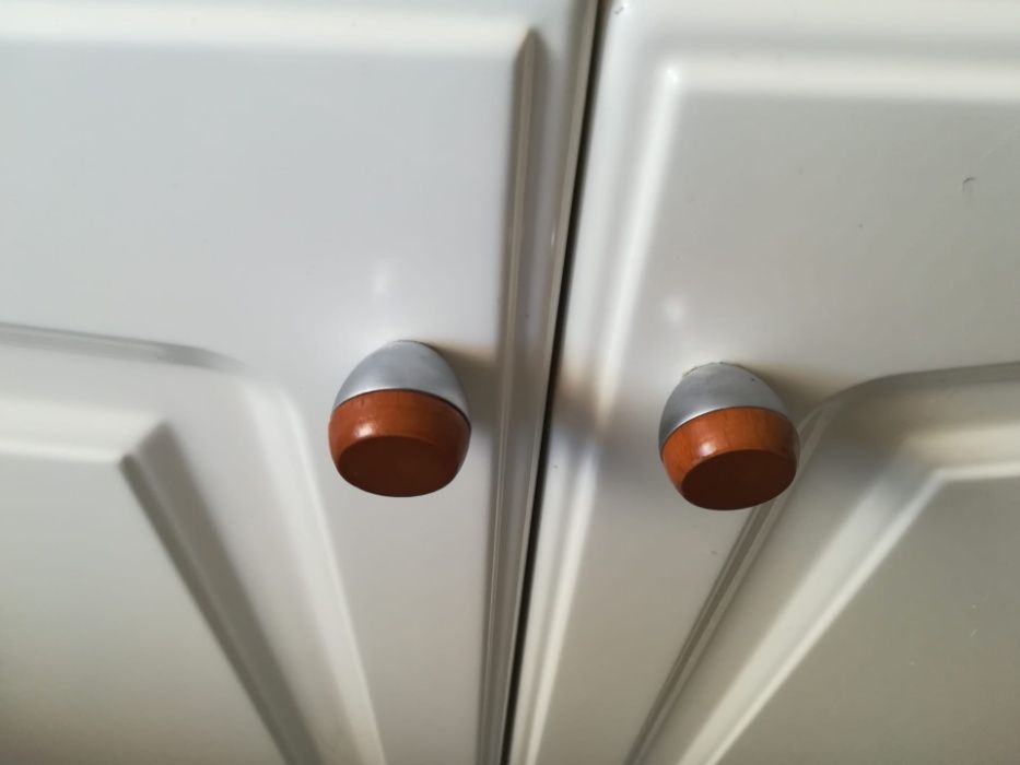 Puxadores em madeira e inox