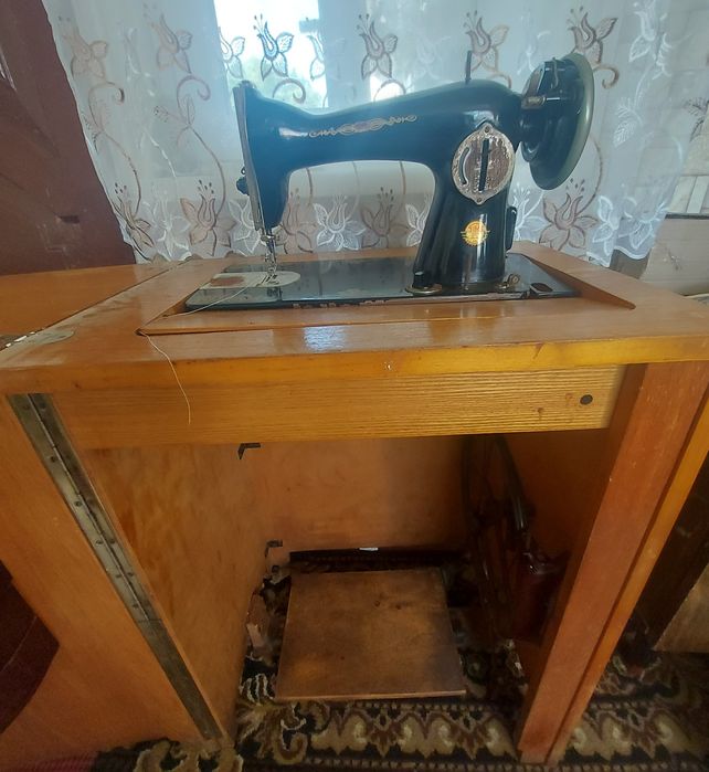Продам швейну машинку.