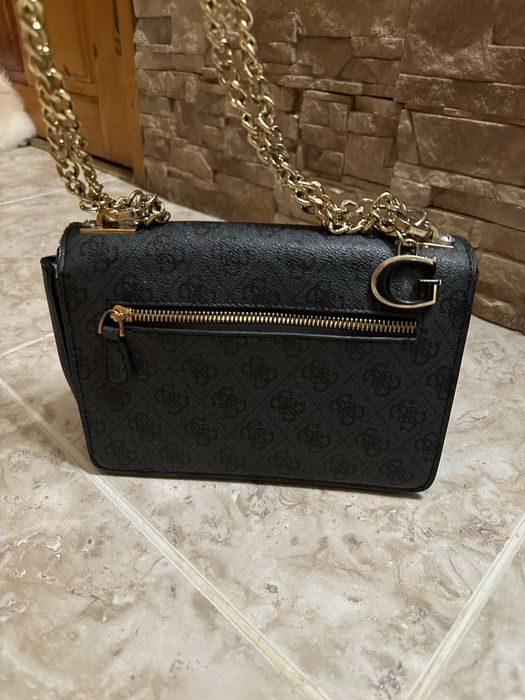 Сумка GUESS б/у вмістка