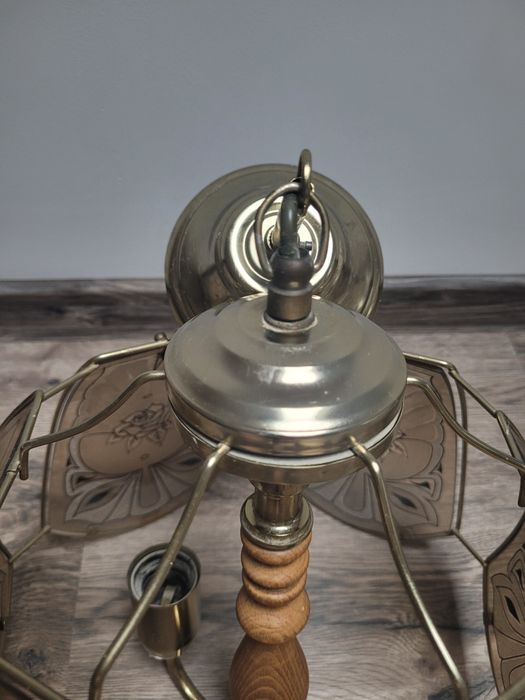 Lampa ze zdobieniami złota