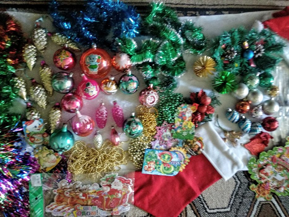 Продам бу  ёлочные игрушки.дождик, бусы, гирлянды и др.