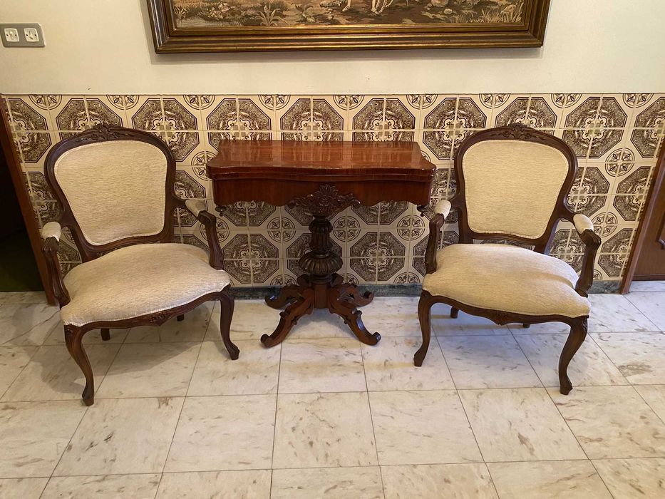 2 Cadeirões Clássicos Madeira Maciça – Elegância, Conforto e Qualidade