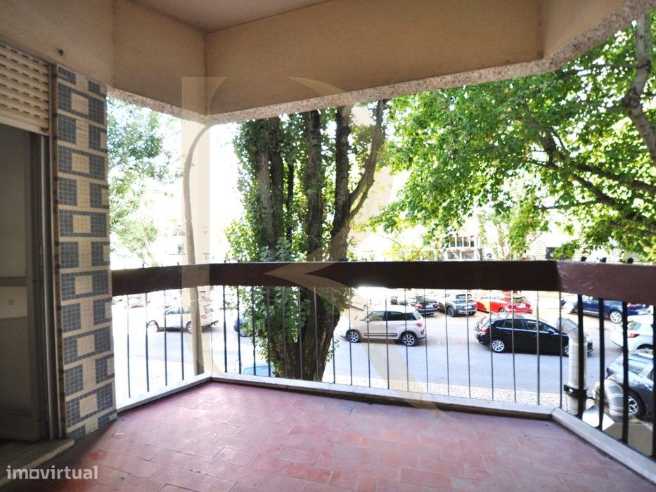Apartamento T3 com elevador e varandas em Setúbal