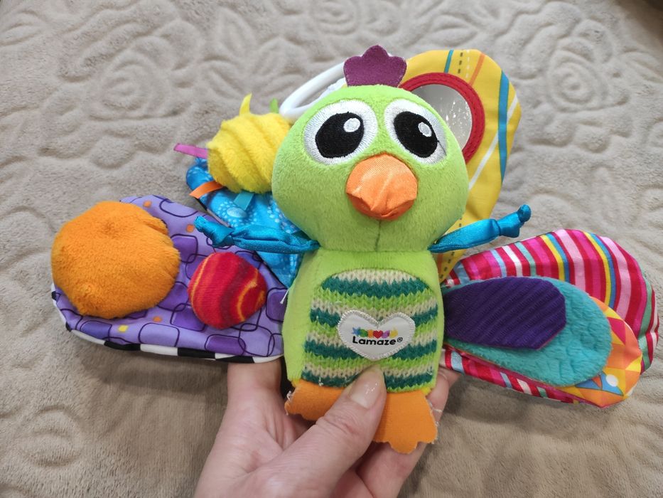 Продам іграшку підвіску Павич з пищалкою Lamaze