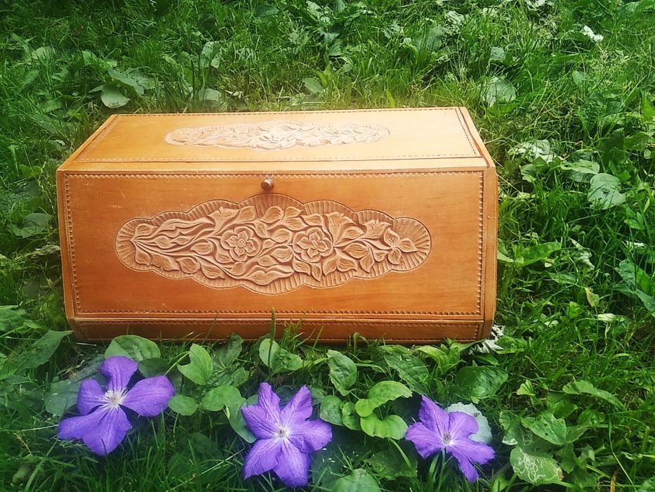 Хлебница деревянная резная.