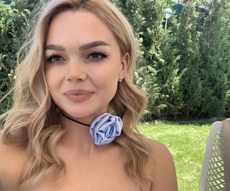 Сукня святкова  ніжно-голуба, на весілля , довжина міді…