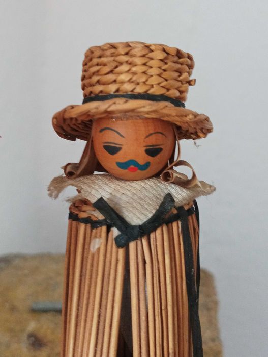 Bonecos feitos de palha trançada