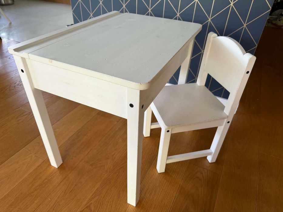 Biurko dziecięce, białe, otwierane +krzesełko. Ikea Sundvik