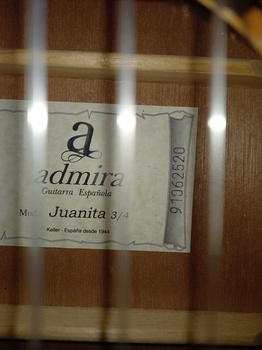 Guitarra 3/4 . 1 ano e meio de utilização. Para crianças. Com Capa