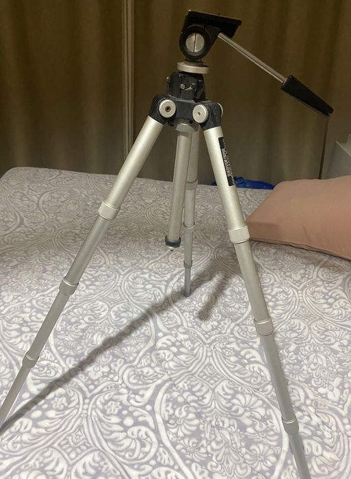 Tripé para fotografia/vídeo, estável, em bom estado