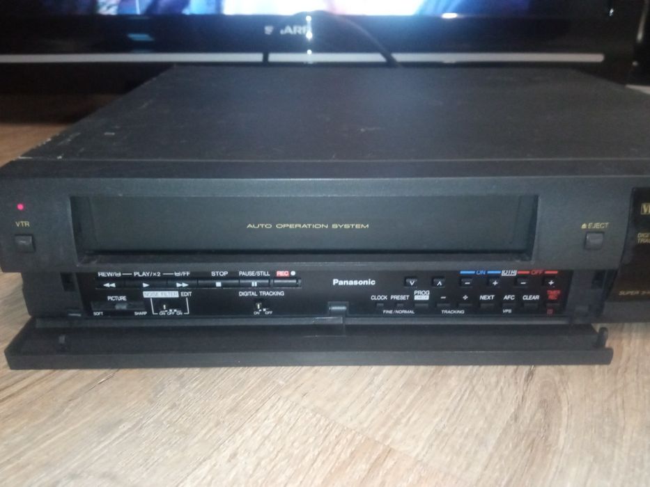 Magnetowid Panasonic NV-J30EO, Sharp oraz combo Lumatron.