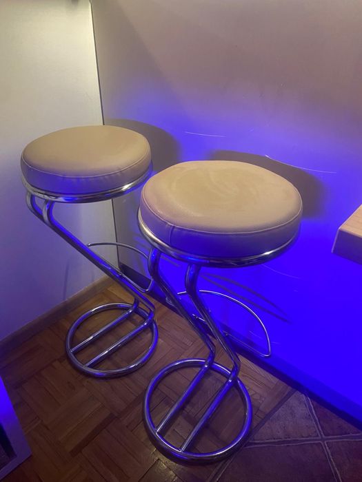 Dwa hokery, krzesła barowe