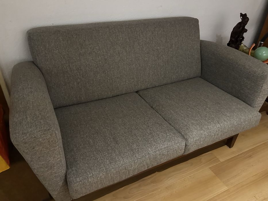 Sofá de 2 lugares com pés de palito