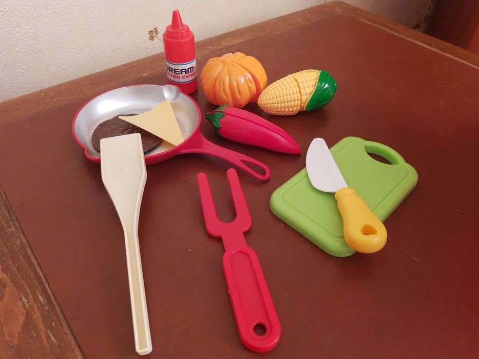 Дитяча кухня + набір посуду + іграшкові фрукти та овочі