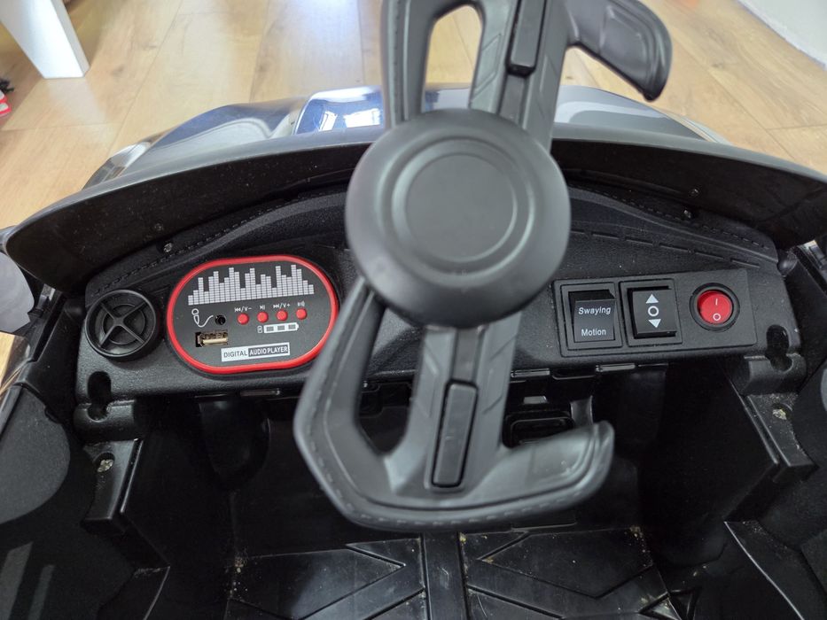 Дитячий електричний автомобіль,машина  на керуванні