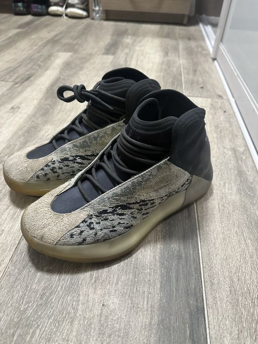 кроссовки yeezy.