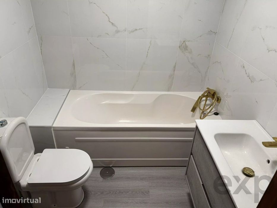 Apartamento T2  remodelado, varandas com vista desafogada, arqueamento
