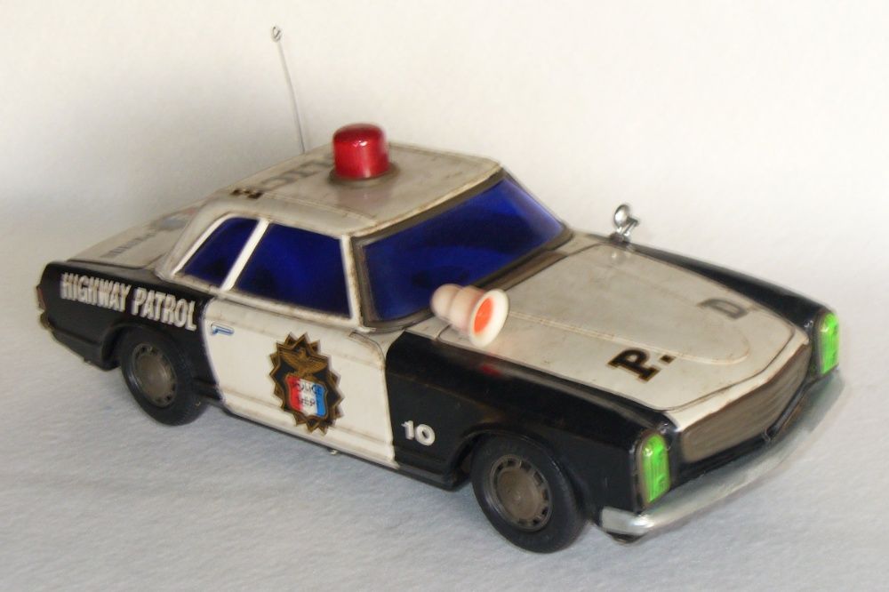 Carro em chapa; Mercedes da Policia; anos 70; funciona com 3 pilhas