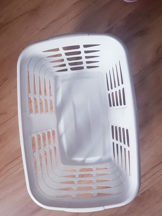Plastikowy kosz na pranie Tesco Basics 31.5L