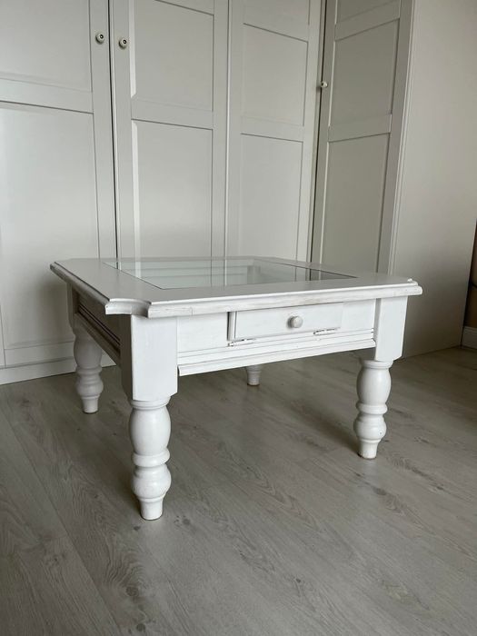 Stolik kawowy w stylu francuskim 80x80 drewniany w kolorze białym