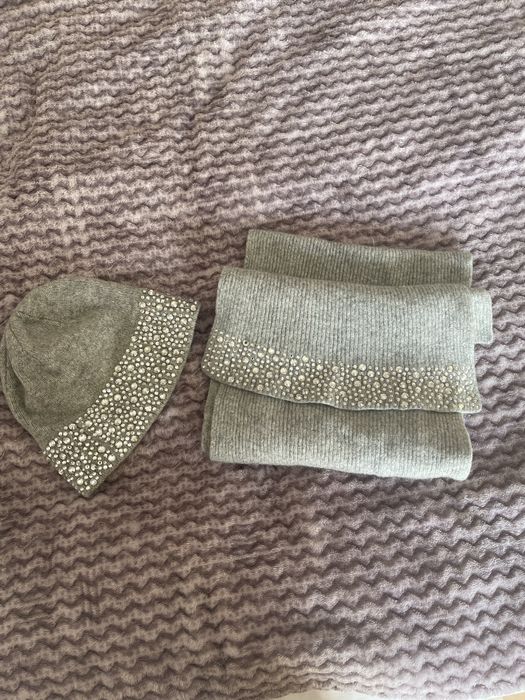 Продам зимову шапку та шарф у комплекті . В гарному стані .