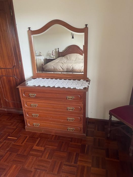 Mobília de quarto , composto por cama, 2 mesas de cabeceira  com gavetas e uma cómoda com espelho e gavetas