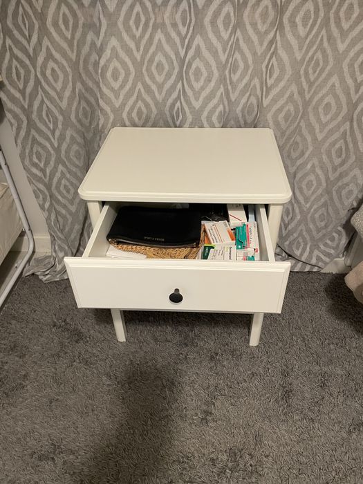 mesa cabeceira branca com puxador