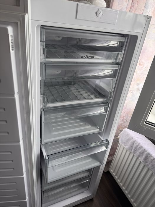 Продається Морозильна камера Vestfrost CMF144W