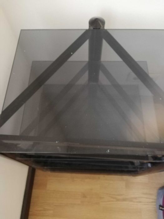 Estante em vidro escurecido e metal