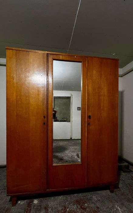 Шкаф для одежды с зеркалом