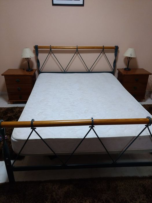 Cama de casal com duas mesas de cabeceira+ 2 candeeiros