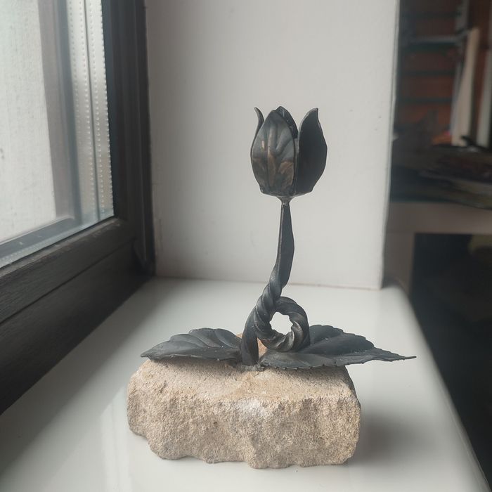 Підсвічник із металу та каменю