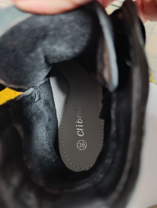 Продам чобітки для дівчинки 35 устілка 22,5 розміру на тоненькому хутр