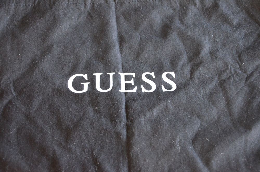 Guess worek przeciwkurzowy 36x24 cm