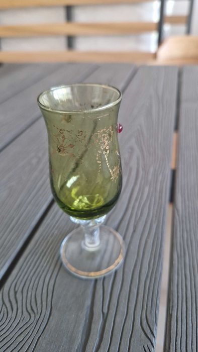 Copo de pé verde, vidro vintage