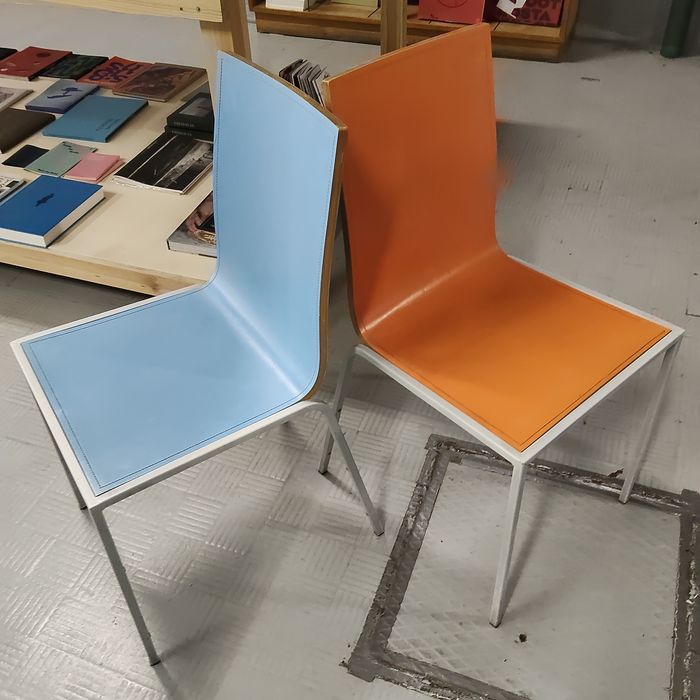 Cadeiras cores variadas