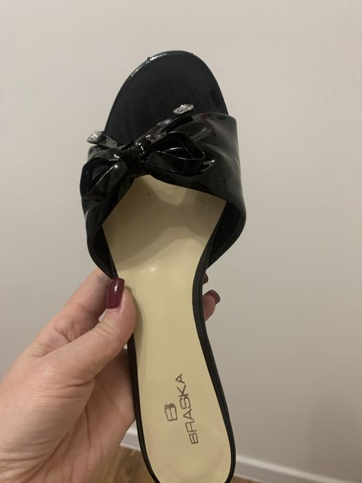 Босоніжки лакові чорні