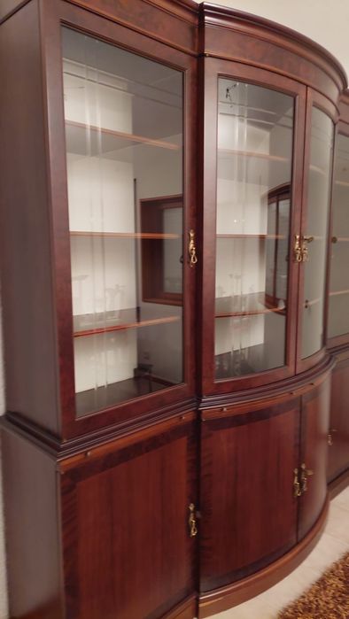 Móvel Vitrine em Nogueira