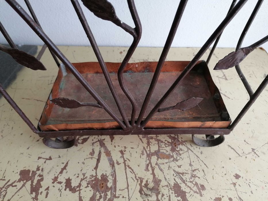 Suporte antigo para guarda-chuva em ferro